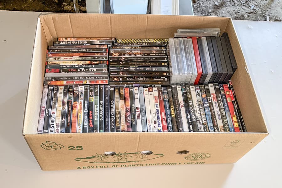 Karton mit DVDs